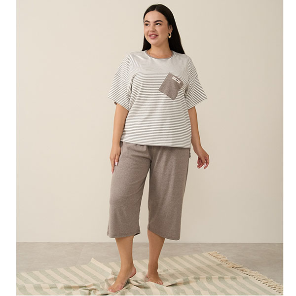 Піжама жіноча капрі та футболка в смужку бежева 19175 Піжама жіноча капрі та футболка в смужку бежева 19175